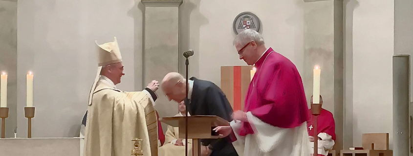 Tobias Emskötter hat stellvertretend für das Team der Suppenküche in St. Bonifatius die Ansgar-Medaille des Erzbistums Hamburg erhalten.