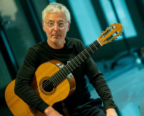 Clemens Völker spielt klassische Gitarre im Rahmen des Konzerts "traumblau" am 22. Juni 2025 In St. Antonius, Hamburg