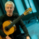 Clemens Völker spielt klassische Gitarre im Rahmen des Konzerts "traumblau" am 22. Juni 2025 In St. Antonius, Hamburg