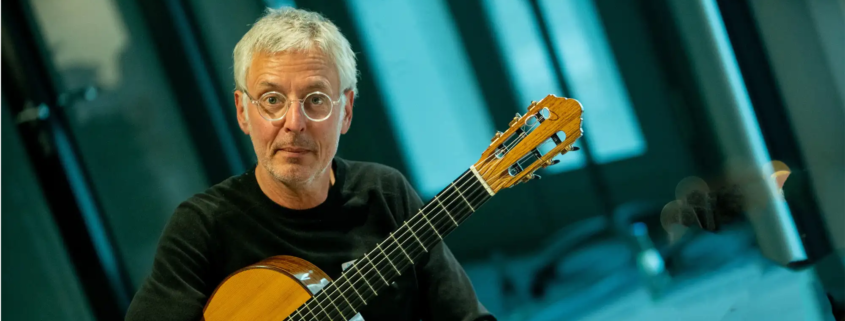 Clemens Völker spielt klassische Gitarre im Rahmen des Konzerts "traumblau" am 22. Juni 2025 In St. Antonius, Hamburg