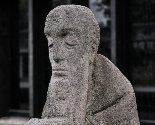 Steinskulptur des Heiligen Ansgar im Kloster Nütschau (Travenbrück b. Bad Oldeslohe)