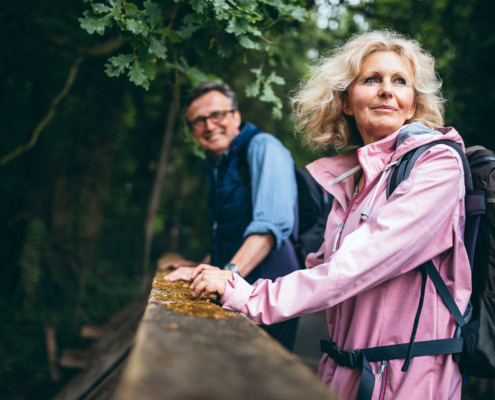 Ein Paar im Rentenalter macht eine Wanderung.