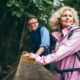 Ein Paar im Rentenalter macht eine Wanderung.
