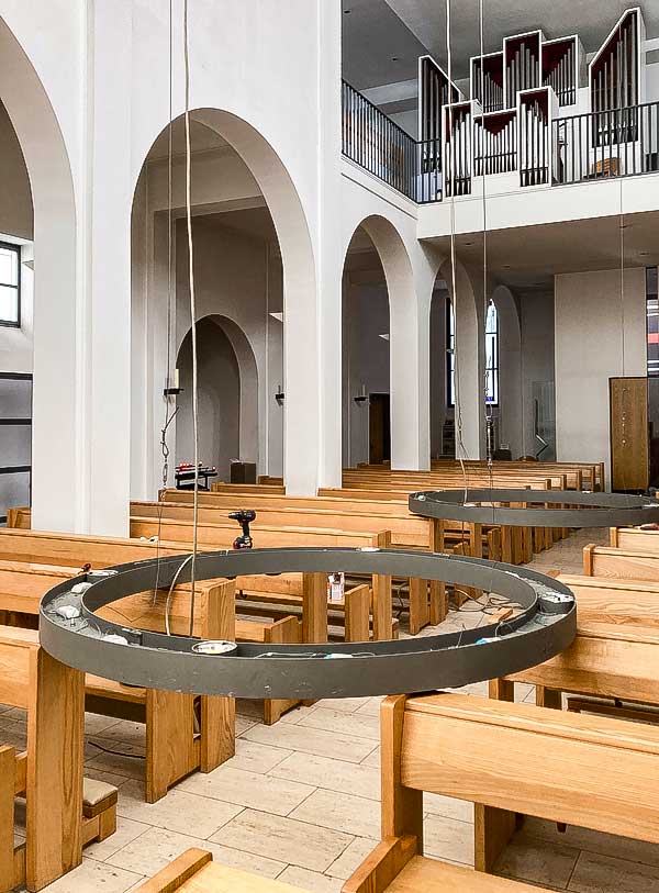 Die neu mit LEDs bestückten großen Leuchter in St. Antonius. Am 25.09.2025 wurden sie wieder aufgehängt. Wenn Sie das Bild nicht sehen können, laden Sie den Newsletter in der Browseransicht.