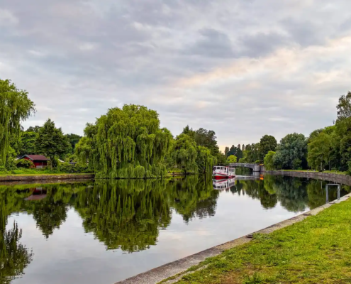 Alster in Alsterdorf mit Ausflugsdampfer
