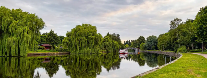 Alster in Alsterdorf mit Ausflugsdampfer